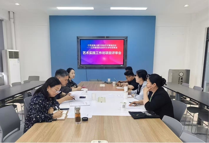 我校第一届大学生艺术展演艺术作...